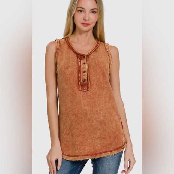 Zenana Outfitters Tops - Zenana/Women’s Rust Sleeveless Tank Top NWOT size S